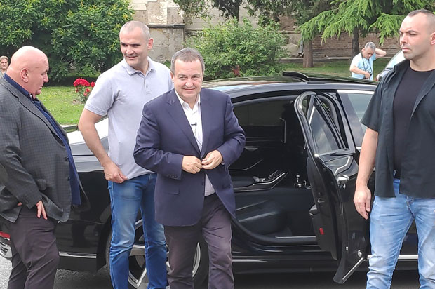 Дачић у Зрењанину дочекан аплаузима младих социјалиста (ФОТО)